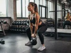découvrez comment perfectionner votre technique de soulevé de terre avec kettlebell pour maximiser vos performances et obtenir des résultats optimaux en musculation.
