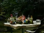 Découvrez comment le concept de Blanche Neige en nain de jardin a envahi nos jardins