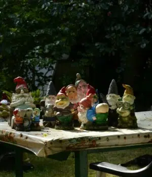 Découvrez comment le concept de Blanche Neige en nain de jardin a envahi nos jardins