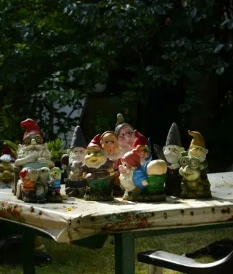 Découvrez comment le concept de Blanche Neige en nain de jardin a envahi nos jardins