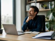 découvrez pourquoi prendre le temps de réfléchir est un atout professionnel essentiel pour améliorer la prise de décision, la créativité et la gestion du stress au travail.