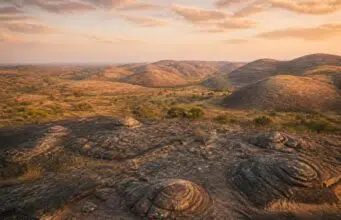 découvrez la définition de congoide, un concept essentiel pour mieux comprendre le paysage ancien et ses transformations historiques.