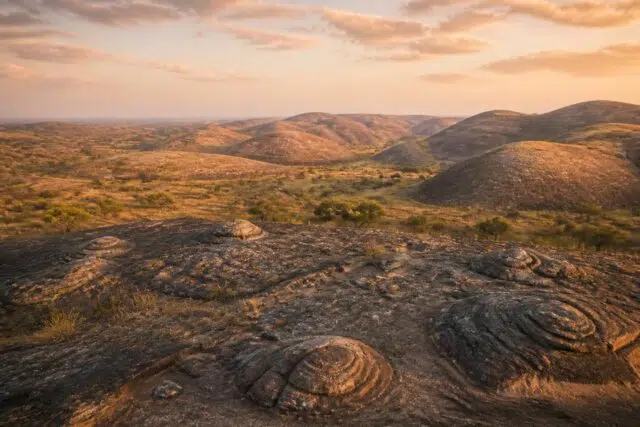 découvrez la définition de congoide, un concept essentiel pour mieux comprendre le paysage ancien et ses transformations historiques.