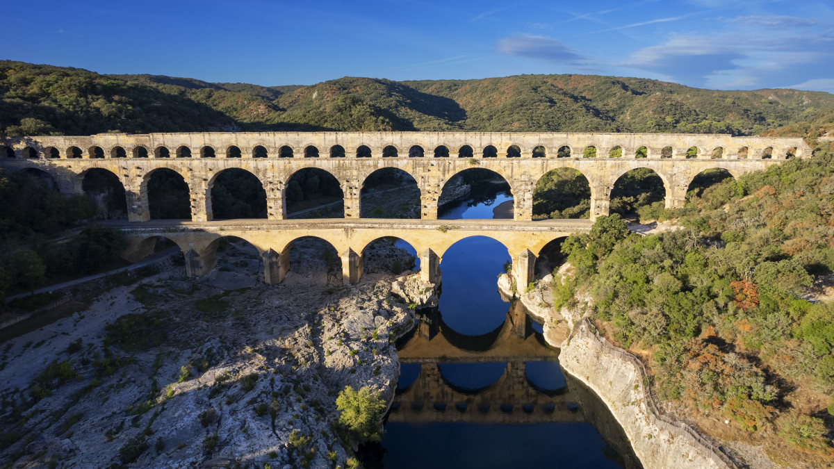 paysage du sud de la france sous un ciel bleu au lever du soleil